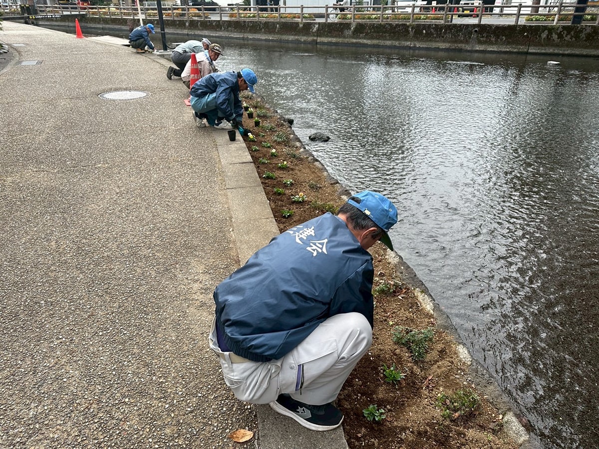 三輪建設 社会貢献 花の植え替え
