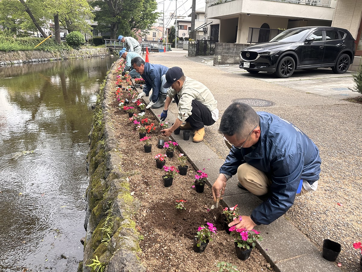 三輪建設 社会貢献 花の植え替え