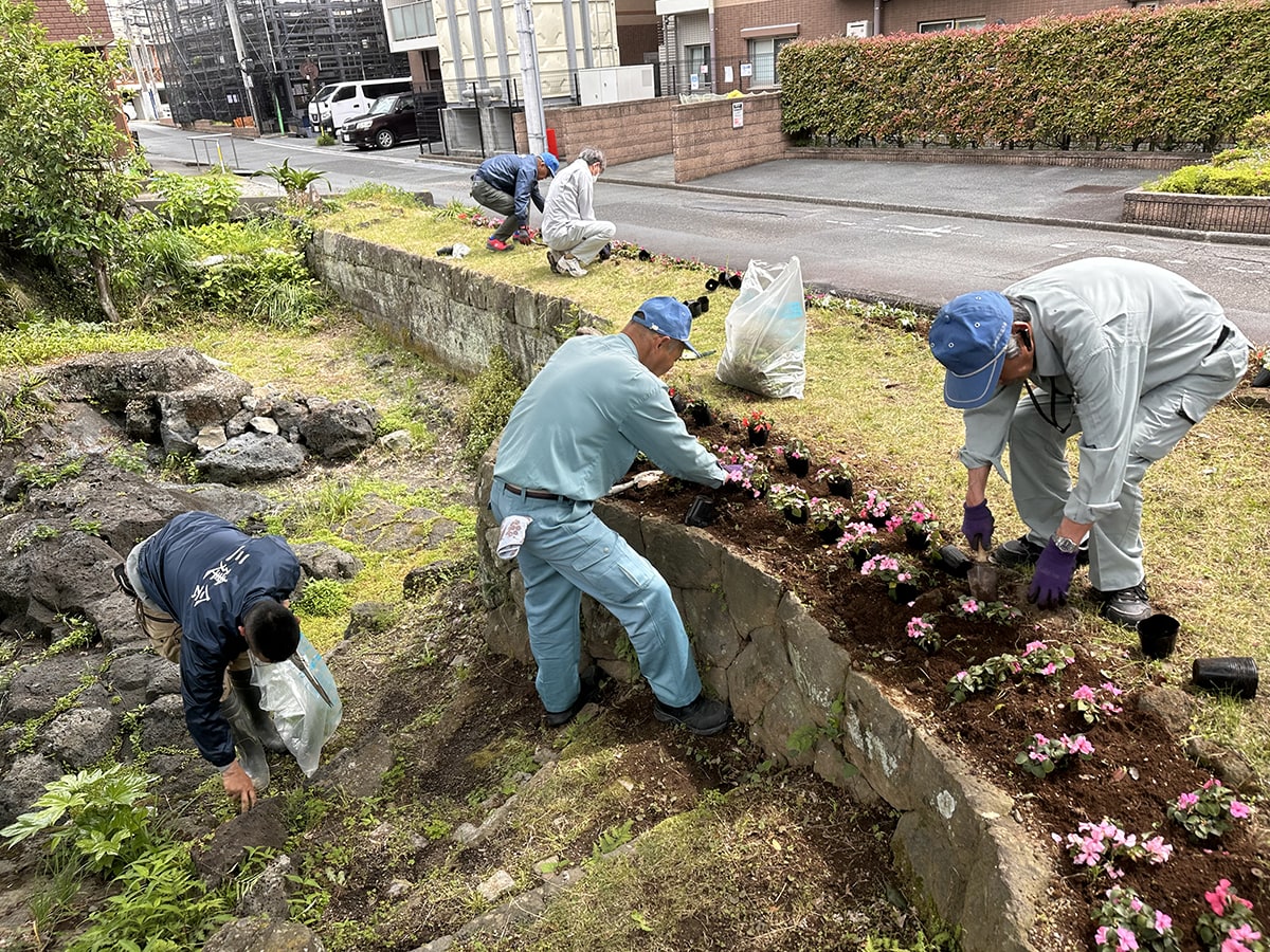 三輪建設 社会貢献 花の植え替え